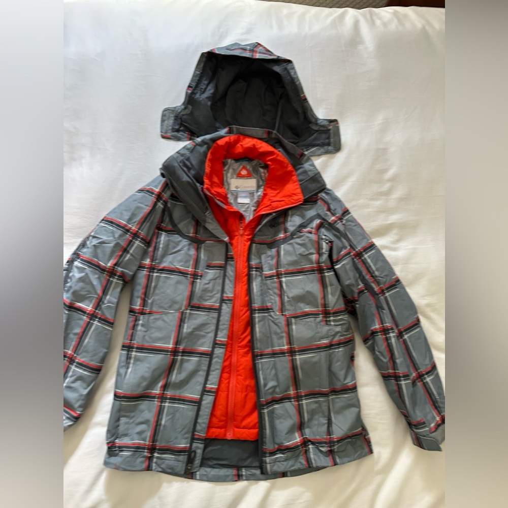 Ski jacket with detachable red inside shell